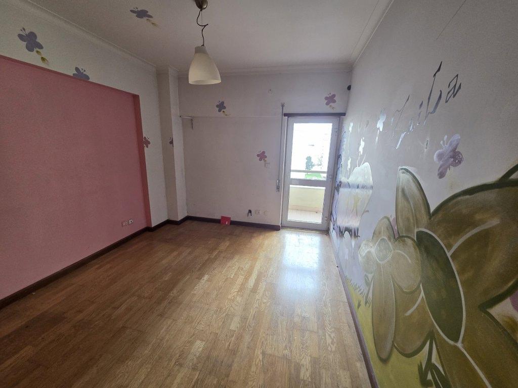 Apartamento T3 para renovar no Carregado
