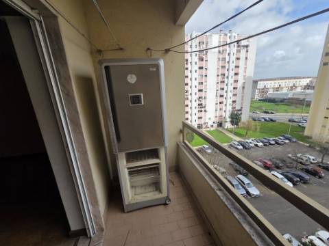 Apartamento T3 para renovar no Carregado