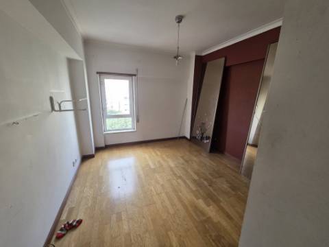 Apartamento T3 para renovar no Carregado