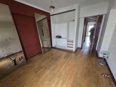 Apartamento T3 para renovar no Carregado
