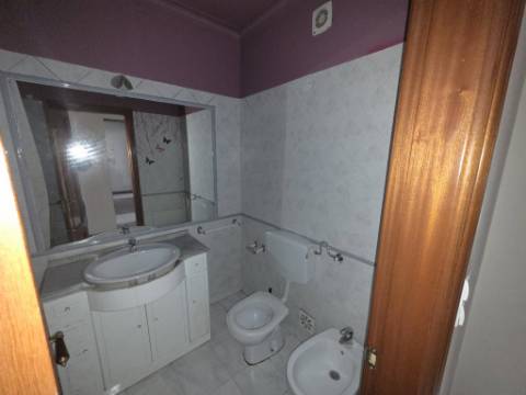 Apartamento T3 para renovar no Carregado