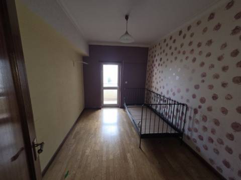 Apartamento T3 para renovar no Carregado