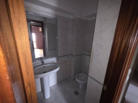Apartamento T3 para renovar no Carregado