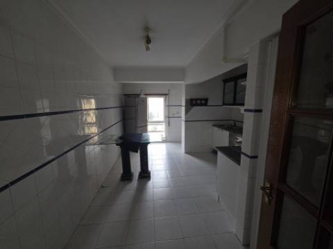 Apartamento T3 para renovar no Carregado