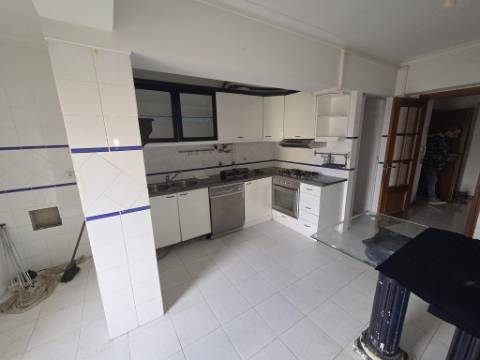 Apartamento T3 para renovar no Carregado