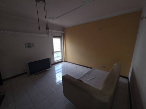 Apartamento T3 para renovar no Carregado