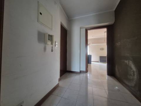 Apartamento T3 para renovar no Carregado