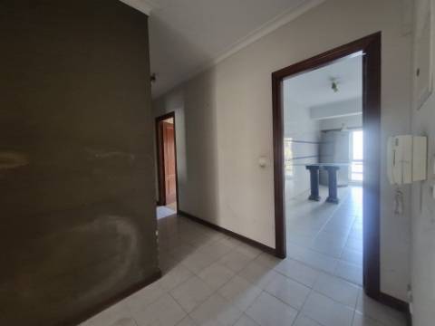Apartamento T3 para renovar no Carregado