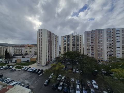 Apartamento T3 para renovar no Carregado