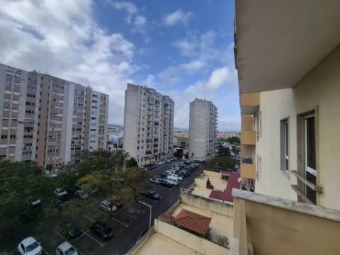 Apartamento T3 para renovar no Carregado