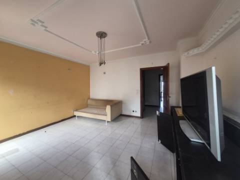 Apartamento T3 para renovar no Carregado