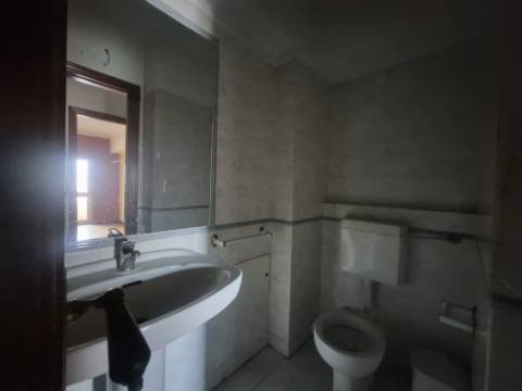 Apartamento T3 para renovar no Carregado