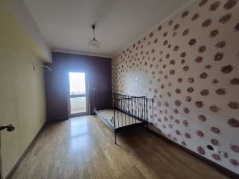 Apartamento T3 para renovar no Carregado