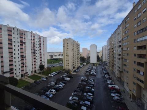 Apartamento T3 para renovar no Carregado