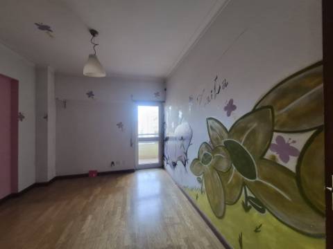 Apartamento T3 para renovar no Carregado