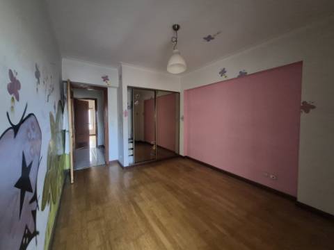 Apartamento T3 para renovar no Carregado