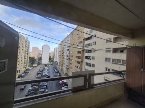 Apartamento T3 para renovar no Carregado