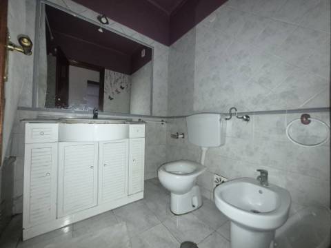 Apartamento T3 para renovar no Carregado