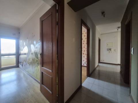 Apartamento T3 para renovar no Carregado