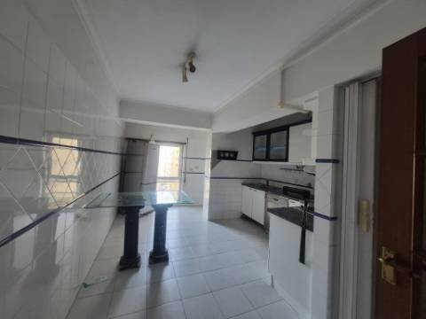 Apartamento T3 para renovar no Carregado