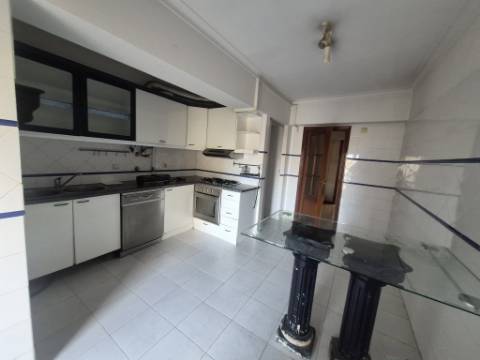 Apartamento T3 para renovar no Carregado