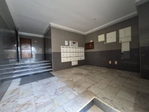 Apartamento T3 para renovar no Carregado