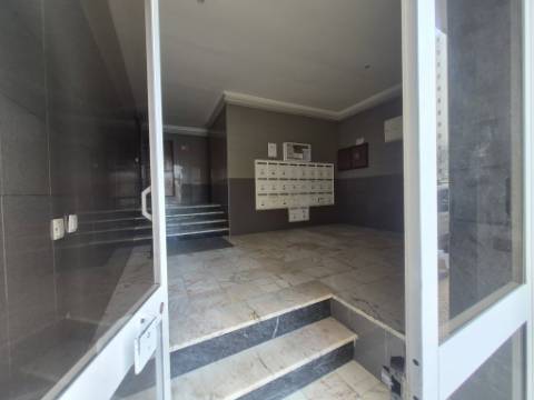 Apartamento T3 para renovar no Carregado