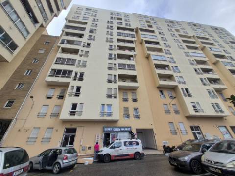 Apartamento T3 para renovar no Carregado