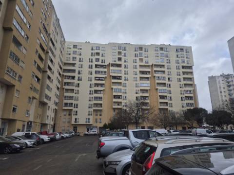 Apartamento T3 para renovar no Carregado