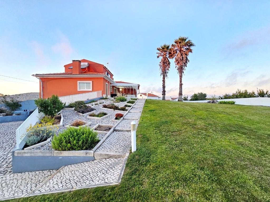 Excelente moradia T4 + 2 com piscina e jardins na Serra Del Rei, Peniche