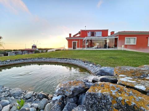 Excelente moradia T4 + 2 com piscina e jardins na Serra Del Rei, Peniche