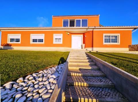Excelente moradia T4 + 2 com piscina e jardins na Serra Del Rei, Peniche