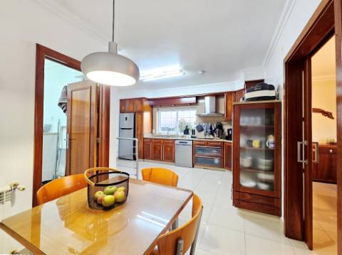 Excelente moradia T4 + 2 com piscina e jardins na Serra Del Rei, Peniche