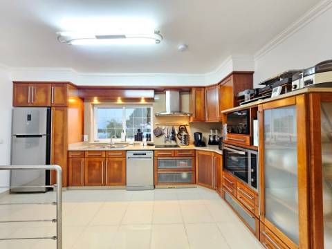 Excelente moradia T4 + 2 com piscina e jardins na Serra Del Rei, Peniche
