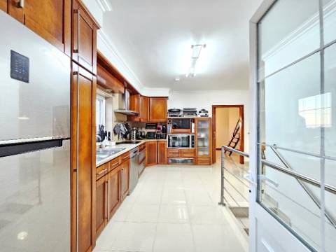 Excelente moradia T4 + 2 com piscina e jardins na Serra Del Rei, Peniche
