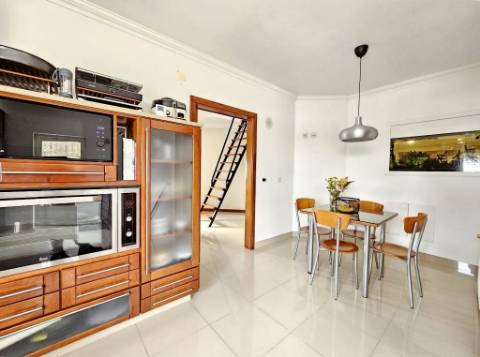 Excelente moradia T4 + 2 com piscina e jardins na Serra Del Rei, Peniche