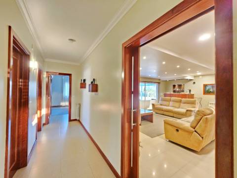 Excelente moradia T4 + 2 com piscina e jardins na Serra Del Rei, Peniche