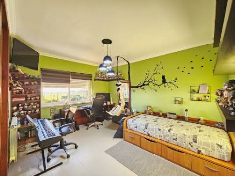 Excelente moradia T4 + 2 com piscina e jardins na Serra Del Rei, Peniche