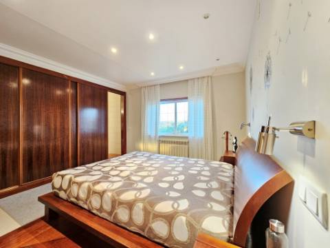 Excelente moradia T4 + 2 com piscina e jardins na Serra Del Rei, Peniche