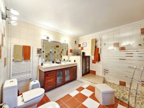 Excelente moradia T4 + 2 com piscina e jardins na Serra Del Rei, Peniche