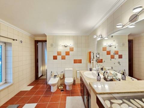 Excelente moradia T4 + 2 com piscina e jardins na Serra Del Rei, Peniche