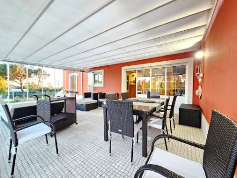 Excelente moradia T4 + 2 com piscina e jardins na Serra Del Rei, Peniche