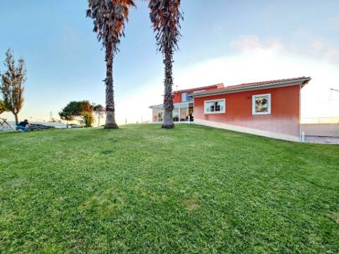 Excelente moradia T4 + 2 com piscina e jardins na Serra Del Rei, Peniche