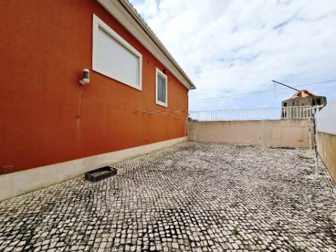 Excelente moradia T4 + 2 com piscina e jardins na Serra Del Rei, Peniche
