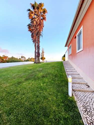Excelente moradia T4 + 2 com piscina e jardins na Serra Del Rei, Peniche