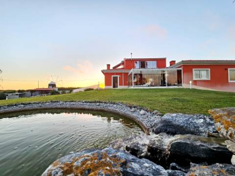 Excelente moradia T4 + 2 com piscina e jardins na Serra Del Rei, Peniche
