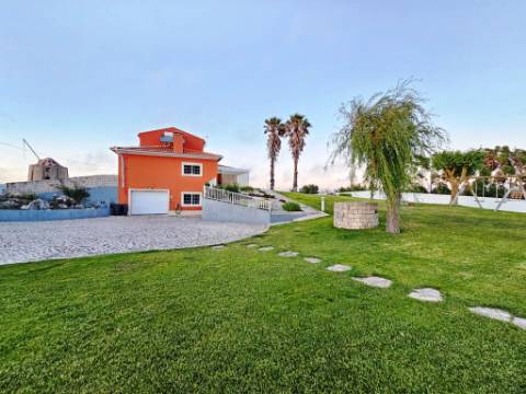 Excelente moradia T4 + 2 com piscina e jardins na Serra Del Rei, Peniche