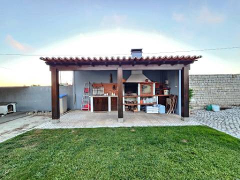 Excelente moradia T4 + 2 com piscina e jardins na Serra Del Rei, Peniche