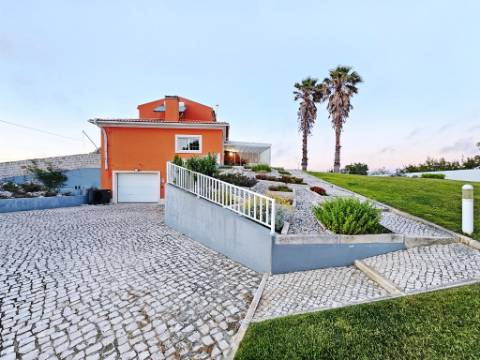Excelente moradia T4 + 2 com piscina e jardins na Serra Del Rei, Peniche