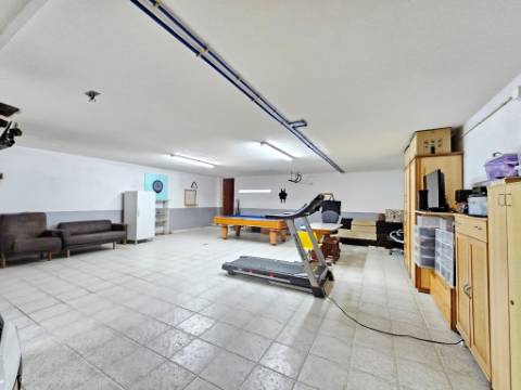 Excelente moradia T4 + 2 com piscina e jardins na Serra Del Rei, Peniche